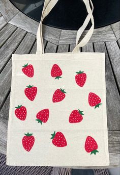 Tote bag with strawberries Tote Bag Summer Design, Diy Paint Tote Bag, Painting A Tote Bag, Painting Ideas Strawberry, Diy Painted Tote Bag, Tote Bag Painting Ideas Easy, Canvas Bag Painting Ideas