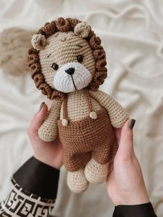 Aprenda agora a fazer Lindos Amigurumis ! Acesse o link!  #maternidade #filhos #maedemenina #maedemenino #croche #amigurumi Baby Bear Nursery, Bear Nursery, Crochet Rabbit, Baby Kit, Bead Crochet, Baby Bear, Crochet Doilies