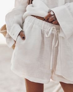 Shorts in white linen with stretchy waist and pockets on the sides. Cream Linen Shorts, Linen Swimwear, Tailored Shorts Outfit, Mexico Outfits, White Linen Shorts, 2024 Clothes, Linen Shorts Women, Outfits For Mexico