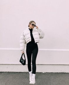 Poses With Puffer Jacket, Winter Wear Jackets Women, White Puffer Coat Outfit, Sporty Outfits Winter, Puffer Jacket Outfit Ideas, White Puffer Jacket Outfit, Short Jacket Outfit, Winter Outfit For Women, Cropped Jacket Outfit