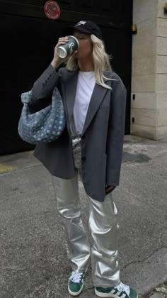 Metallic Pants Outfit Winter, Outfits With Metallic Pants, Metallic Jeans Outfit 2023, Silver Pants Outfit Winter, Chrome Pants Outfit, Metallic Cargo Pants Outfit, Silver Metallic Pants Outfit, Shiny Pants Outfit, Metallic Jeans Outfit