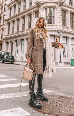 How To Wear Chunky Boots, Lug Sole Boots Outfit, How To Style Chunky Boots, Black Grunge Outfit, Realtor Style, Chunky Boots Outfit, Boot Styling, Neutral Winter Outfit, Vegas Outfits