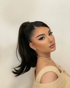 12 Peinados estilo baddies que sí querrás intentar Layered High Ponytail, Cute Hair Photoshoot Ideas, Slick Pony Short Hair, Long Fun Hairstyles, Sleek Hair Styles Medium, Side Swept Ponytail Black Hair, Modern Prom Hair, Classy Slick Back Hairstyles Women, High Pony With Swoop