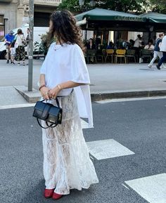 Looks com Saia de Renda, Camiseta ou Camisa: A Nova Febre Fashion 59 Lace Midi Skirt Outfit, White Lace Skirt Outfit, Sheer Skirts, White Lace Maxi Skirt, Summer Fashion Dresses Casual, Ootd School, Trendy Dresses Formal, Midi Outfits, White Lace Skirt