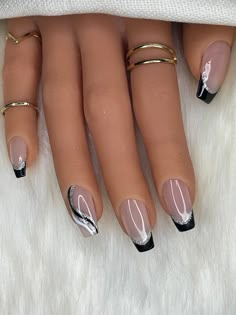 Pretty Nails Black And White, Classic Elegant Nail Designs, Black White And Silver Nails Coffin, Nail Art Black And White Design, Small Press On Nails, Nails For A Gala, White Nail With Black Design, White Gel Nails Coffin, Nail Art With Black Polish