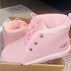 Still New No Tag Cute Woman Shoes, Fresh Outfits For Women, Uggs Low, Light Pink Uggs, Light Pink Shoes, Pink Ugg Boots, Fluffy Shoes