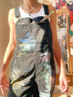 Painter Outfit Aesthetic, Dress Like An Artist, Paint Overalls, Artist Outfit Aesthetic, Artist Outfit Style, Overalls Aesthetic, Painter Outfit, Painted Overalls, Painters Overalls