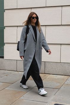 Grey Coat Outfit Winter, Trousers Outfit Winter, Europe Fall Outfits, Grey Coat Outfit, Wool Coat Outfit, Coat Outfit Casual, Emma Hill, Grey Winter Coat, Winter Coat Outfits