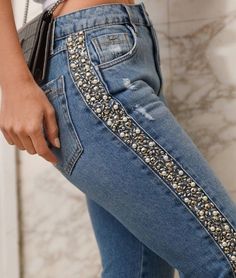 Diy Denim Skirt, Bedazzled Jeans, Ropa Upcycling, Lace Jeans, Bling Jeans, Denim Ideas, Patterned Jeans