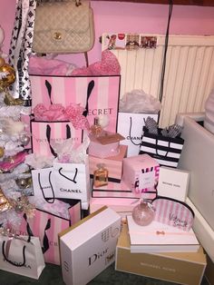 Christmas Gifts Astethic, Rich Christmas Gifts, Pink Christmas Bedroom Aesthetic, Victoria Secret Christmas Aesthetic, Pink Christmas Astethic, Pink Rich Aesthetic, Pink Christmas Bedroom Decor, Pink Aesthetic Shopping, Rich Christmas Aesthetic