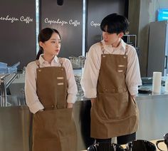 Ulzzang Barista, Cafe Barista Outfit, Barista Uniform, Korean Coffee Shop, Barista Outfits, Cafe Uniform, Korean Coffee, Brown Apron, Cafe Barista