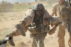 U.S. Army flight medic SGT Tyrone Jordan, attached to Dustoff Task Force Shadow of the 101st Combat Aviation Brigade carries Marine LCpl. David Hawkins to a MEDEVAC helicopter after he was wounded by a blast from an improvised explosive device (IED) September 24, 2010 near Marja, Afghanistan. Memorial Statues, Military Pictures, Military Photos, Us Soldiers, Military Heroes