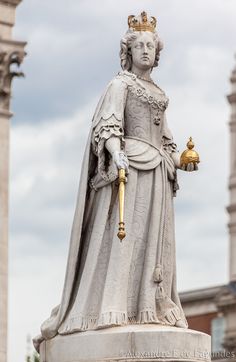 a statue with a crown on top of it