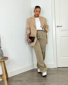 Neutral Outfit Black Women, Corporate Chic Work Attire, Smart Casual Black Women, Beige Blazer Outfit, New Look Fashion, Office Wear Women, Office Casual Outfit, Look Formal