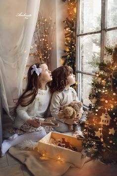 Christmas Piano Photoshoot, Christmas Window Photoshoot, Christmas Session Ideas, Christmas Pyjamas Photoshoot, Christmas Photoshoot At Home Photo Ideas, Christmas Morning Photoshoot, Halloween Mini Session Studio, Christmas Minis Studio, Rocking Chair Photoshoot