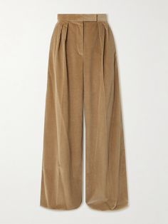 Max Mara's 'Gilly' pants are defined by their conversation-starting wide legs. They're cut from soft cotton-corduroy and have smart pleats down the front. Slip on a pair of mules to lift the flares up a notch. Flat Dress Shoes, Dress Flats, Mini Robes, Exclusive Dress, Sport Swimwear, Sports Skirts, Pantalon Large, Wide Legs, Everyday Wardrobe