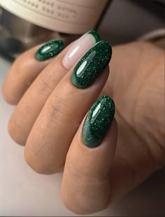 Зелёный маникюр с френчем Christmas Nail Polish, Christmas Nail Ideas, Holiday Nail Designs, Green Nail Designs, Shine Nails, Creative Nail Designs, Christmas Nails Acrylic, Holographic Nails