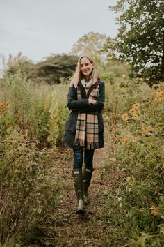 Barbour Boots Woman, Work Boots For Women Outfits, British Wardrobe, Barbour Jacket Women Outfit, Wellington Boots Outfit, Boots For Women Outfits, Ireland Outfits, Rain Outfits, Work Boots For Women