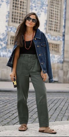 Olive Green Pants Outfit, Green Pants Outfit, Look Boho Chic, Olive Pants, Olive Green Pants, Classy Fashion, Fashion Mistakes, Green Pants