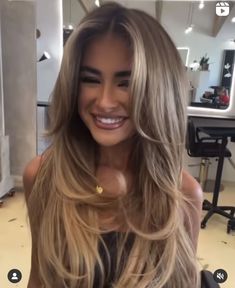 Perfect Blonde Hair, Long Layered Bob, Rambut Brunette, Blonde Hair Transformations, Color Rubio, Brown Hair Inspo, Brunette Hair With Highlights, Honey Blonde Hair, Brown Hair Balayage