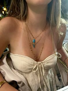 Princess Polly top | gold necklace stack | 2024 Necklace Stacking Gold, Gold Top Outfit, Princess Polly Outfits, Gold Necklace Stack, Summer Outfit Aesthetic, Necklace Stack, Basic Fits, Jewelry Lookbook, Outfit Aesthetic