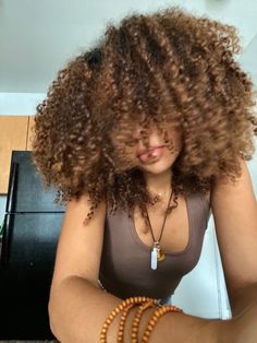 Curly Hair Covering Face, Honey Brown Curly Hair Black Women, Curly Afro Aesthetic, Brown Curly Hair Black Women, Natural Curly Hair Black Women, Curly Bun Natural Hair, Curly Hair 3b/3c, Brown Skin Curly Hair, Honey Brown Curly Hair