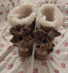 Credits to @dollicammi Bailey Bow Uggs Aesthetic, Y2k Ugg Outfit, Bailey Bow Uggs Outfit, Uggs Bow, Uggs Tazz, Uggs Aesthetic, Aesthetic Uggs, Aesthetic Boots, Tasman Uggs