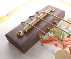 a close up of an ukulele with the frets and strings attached to it