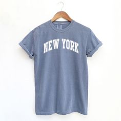 Looking for a cute versatile top to wear this summer? Make sure to grab one of our Varsity New York garment dyed graphic tees! This soft and comfortable graphic tee is the perfect top for any outfit. It can be paired with biker shorts, jeans, or even a simple skirt/dress! This tee is true-to-size, so be sure to order your regular t-shirt size! If you are looking for a more oversized look, make sure to size up! Aesthetic Oversized Tee, Simple T Shirts, Tshirts Women, Graphic Vintage Tees, Simple Graphic Tees, Cute Tees, 6th Grade Outfits, New York T Shirt, Simple Tshirt