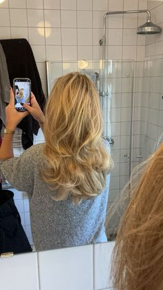 Hår inspo, blont hår, stockholm, hair aesthetic, layers haircut, blonde balyage, blonde hair, sweden, swedish girl, outfit inspo, stockholmstil, hairrollers, 90s blowout, papiljotter i hår, lockat hår, hår mål Swedish Girl Aesthetic, Stockholm Hair, Swedish Hair, Balyage Blonde, Swedish Girl, Layers Haircut, Haircut Blonde, Swedish Girls