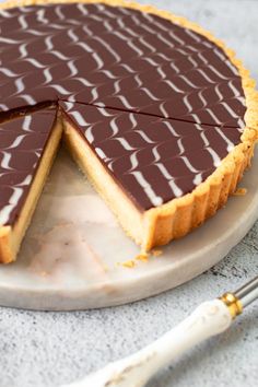 a chocolate tart pie with the words eclair pie on top and bottom