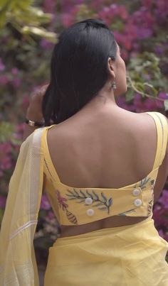 Linen saree Indian Style Blouse Designs, Women Saree Blouse Designs, Traditional Blouses For Women, Blouse Design For Linen Saree, ब्लाउस Design Latest, Kurti Blouse Designs For Saree, Floral Saree Blouse Design, Back Saree Blouse Design, Saree Blouse Neck Designs Latest