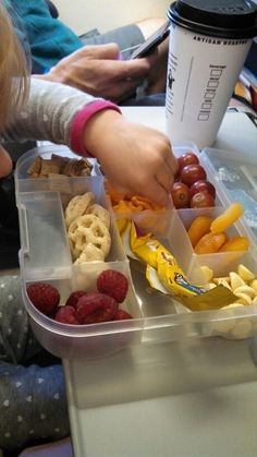 Craft organizer from $1 store + stickers to personalize + yummy healthy snacks= happy toddler on the plane Hawaii Flight, Flight Activities, Traveling Activities, Plane Snacks, Toddler Travel Activities, Travel Outfit Spring, Travel Hacks Airplane, Healthy Travel Snacks, Plane Food