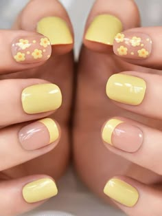 Devoluciones Gratis ✓ Envíos Gratis✓.Mejore su apariencia con 24 piezas de uñas postizas con patrón floral francés sólido amarillo cuadrado corto y 1 lima de uñas y 1 pegatina de pegamento y 1 barra- Uñas postizas de presión en SHEIN. Yellow Nail, Cute Simple Nails, Daisy Nails, Smink Inspiration, Simple Gel Nails, Summery Nails, Purple Nail, Cute Gel Nails