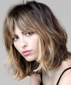 Tagli capelli medi inverno 2021 2022 Bangs With Medium Hair, Haircut For Thick Hair, Medium Hair Cuts, Shoulder Length Hair, Cortes De Cabello, Great Hair, Layered Haircuts, Medium Hair