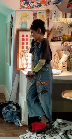 Art Overalls Outfit, Overalls And Headband, Overalls And Graphic Tee, Summer Overall Outfits Jeans, Claudia Outfits Bsc, Weird 80s Fashion, Painter Clothes Aesthetic, How To Improve Your Clothing Style, How To Dress Like Claudia Kishi