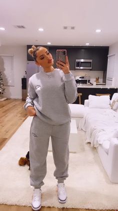 Cozy Sweatpants Outfits, Cool Sweatpants, Sweatpants Outfit Ideas, Sweatpants Outfits, Cozy Sweatpants, Mode Kimono, Baggy Sweatpants, Skandinavian Fashion, Sweatpants Outfit