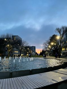 there are many fountains in the park at night