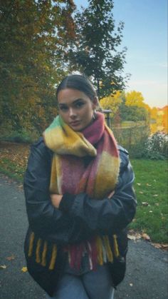 scarfs outfits Walk Outfit Winter, Seattle Outfits, German Style, Mode Zara, Winter Inspo, Scarf Outfit, Autumn Fits, Cold Outfits, Fall Fits