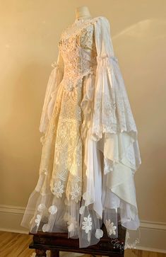 Fairy Wedding Dress / Custom Made Wedding Gown / Cottagecore / - Etsy Magical Wedding Dress Enchanted Forest, Nontraditional Wedding Dress Color, Fairycore Wedding Dress, Hippy Wedding Dress, Vintage Wedding Dress Long Sleeve, Wedding Vintage Dresses, Cottagecore Wedding Dresses, Vintage Aesthetic Dress, Wedding Dresses Colored