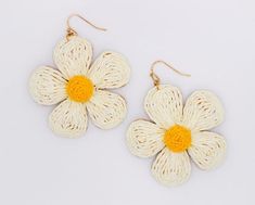 Introducing our Golden Blooms Straw Earrings, a perfect blend of elegance and simplicity. These exquisite earrings showcase beautiful white straw flowers with vibrant yellow centers, delicately handcrafted to create a stunning visual contrast. The golden base frame adds a touch of sophistication to the design. Perfect for any occasion, these earrings will effortlessly enhance your look with their charming and natural allure. Whether paired with a dress or casual attire, the Golden Blooms Straw E Travel Pants Women, Straw Earrings, Straw Flowers, Travel Inspired Jewelry, Travel Clothes Women, Travel Dress, Sustainable Fashion Brands, Travel Collection, Travel Shirts