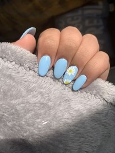 Manucure bleu pastel : 20+ idées de Nail Art à chiper Summer Nails In Blue, Daisy Blue Nails, Blue Nail With Daisy, Daisy Nail Art Short Nails, Blue Nails With Daisy Design, Daisies Nail Art, Blue And Yellow Nail Art Designs, Daisy Nail Ideas, Summer Daisy Nails