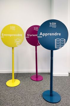 vue de trois des quatre totem en forme de sucette représentant les axes de la cité des métiers de liège Launch Event Ideas, School Signage, Standing Signage, Bold Logo Design, Concept Models Architecture, Paper Duck, Event Graphics, Photoshop Design Ideas, Library Activities