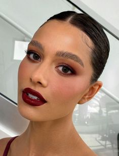 Makeup For Wine Colored Dress, Cranberry Makeup, Make Up Guide, Round Face Makeup, Red Lip Makeup