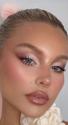 Embrace Natural Beauty: 24 Light Makeup Looks for Summer 2024 - divagaze.com Rosa Make-up, Festival Make Up, Light Makeup Looks, Makeup Tip, Prom Makeup Looks, Soft Glam Makeup