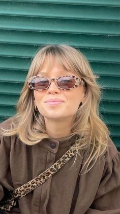 Bangs With Layered Hair Medium, 90s Updo Hairstyles With Bangs, Linmick Hair, Front Bangs Short Hair, Hair Colors With Bangs, Messy Hair Bangs, Fine Hair With Fringe, Fine Hair Fringe, Light Brown Hair Bangs