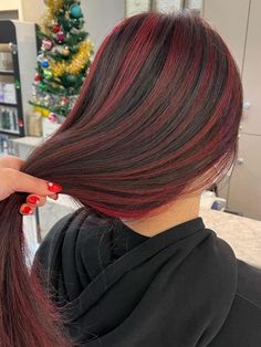 Crimson Charm: Elegant Red Dye Hairstyles for Every Occasion Red Hair Streaks, Black Hair With Red Highlights, Red Highlights In Brown Hair, Hair Stripping, Red Hair With Highlights, Hair With Highlights