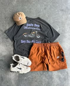 Summer Shirts Men Outfit, Back To School Outfits Men Summer, Graphic Tee Mens Outfit, Guys Clothing Styles Summer, Vintage Outfits Men Summer, Masc Summer Outfits, Vintage Outfits Men Casual, Guys Summer Outfits, Summer Street Wear