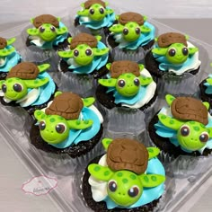 Cute cupcakes with fondant turtles toppers. Turtle Birthday Cupcakes, Sammy The Turtle Birthday Party, Sea Turtle Cake Ideas, Turtle Cake Design, Cake Out Of Cupcakes, Turtle Cupcake Cake, Turtle Fondant, Turtle Cake Ideas