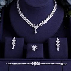 Crystal Wedding Jewelry, Wedding Women, Luxury Party, Diamond Necklace Designs, Jewelry Photoshoot, Bridal Fashion Jewelry, Diamond Jewelry Necklace, Diamond Jewelry Designs, Gold Necklace Designs